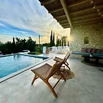 Giorgianna -near With Pool Villa *